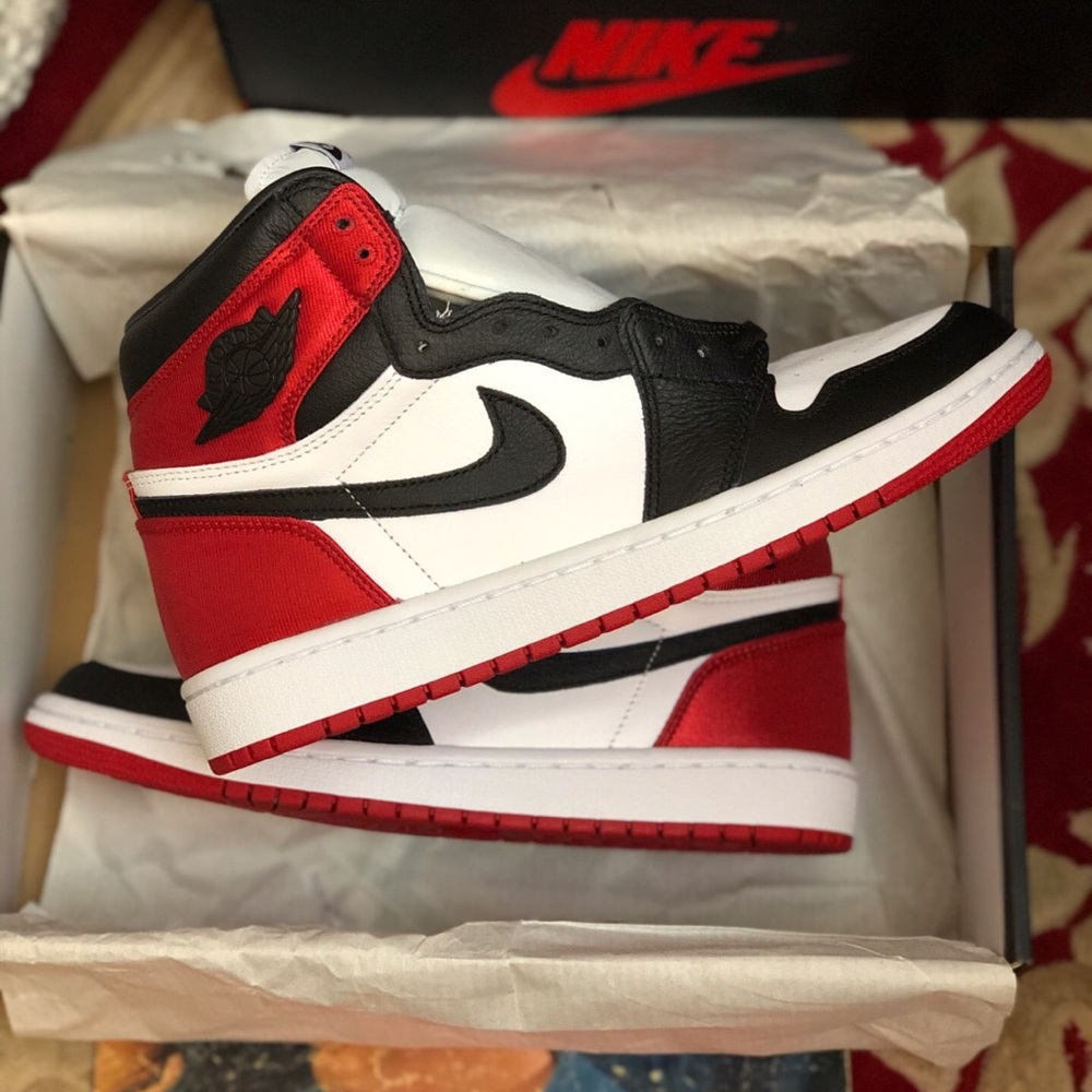 Air Jordan 1 ‘Satin Black Toe’ - Picture 2 of 6
